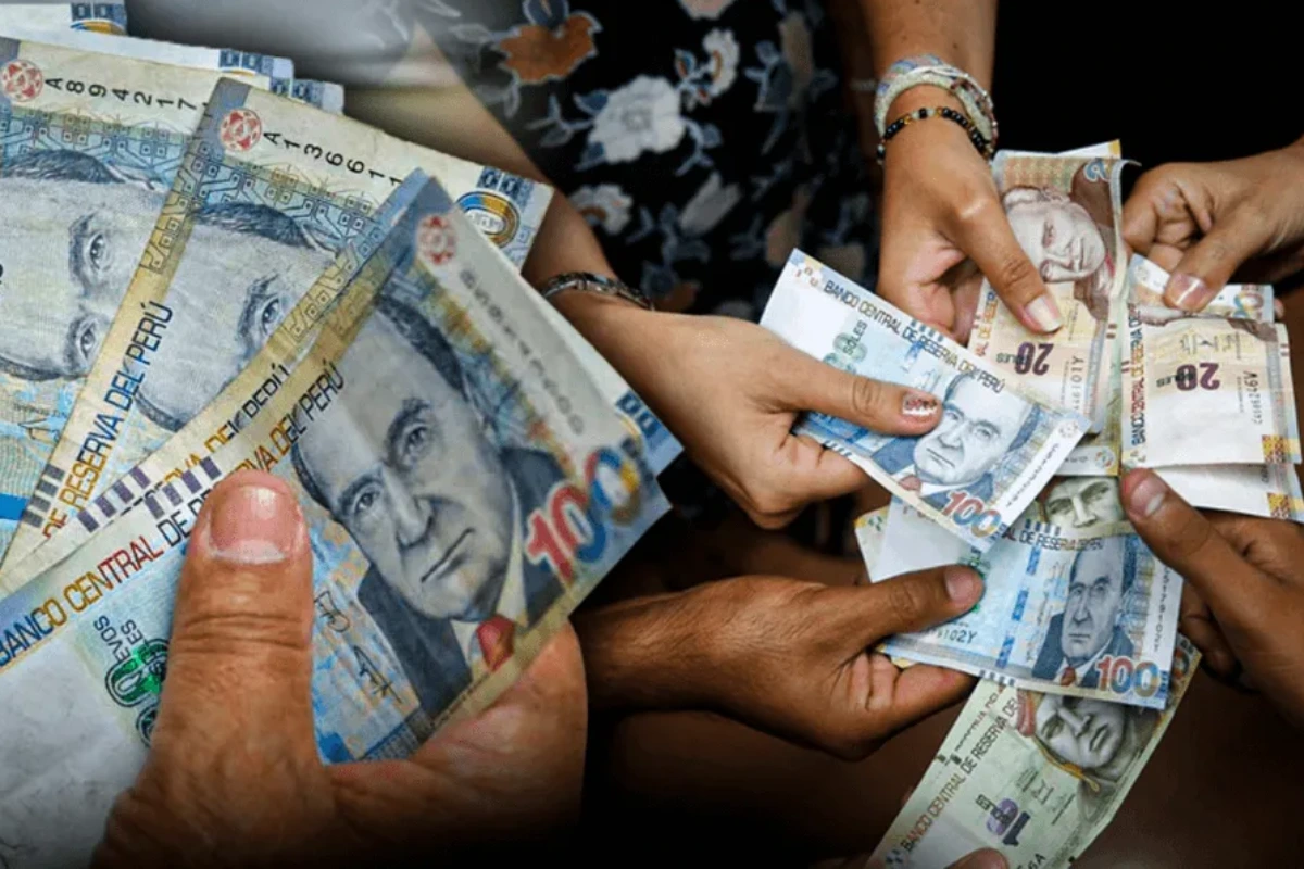 manos contando billetes peruanos