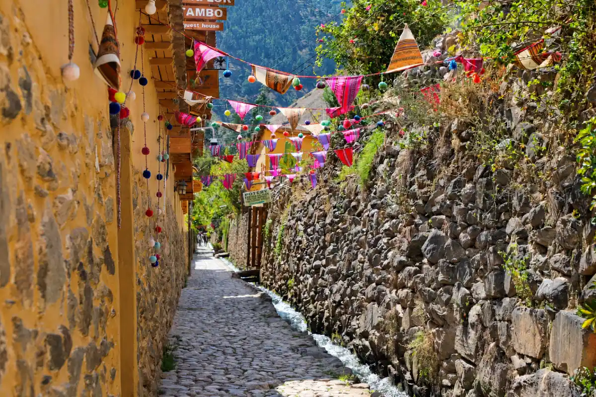 Calle con canal en Ollantaytambo | Cocatambo