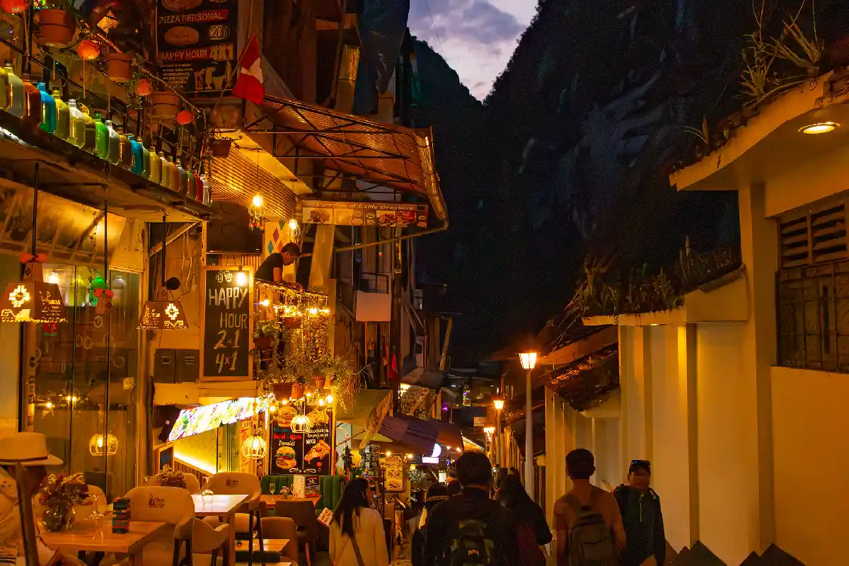 Cafeterias en las calles de Machu Picchu | Cocatambo