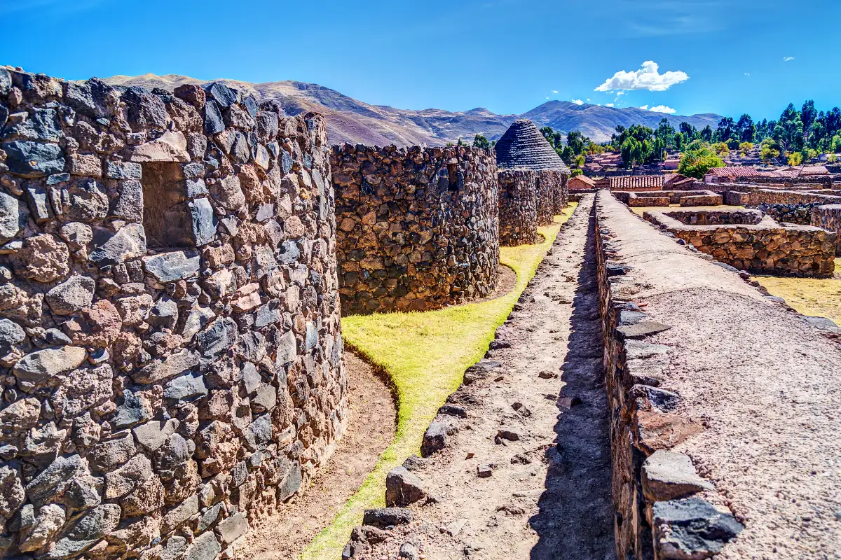 Camino y colcas de Raqchi | Cocatambo