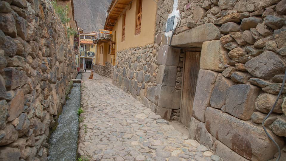 canales de agua-Ollantaytambo