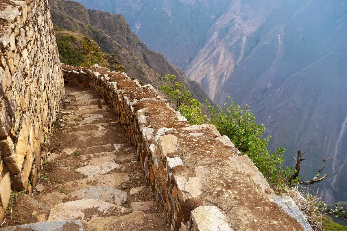 Camino de piedra en Choquequirao | Cocatambo