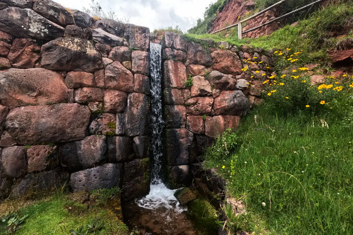 Canal de agua en Tipón | Cocatambo