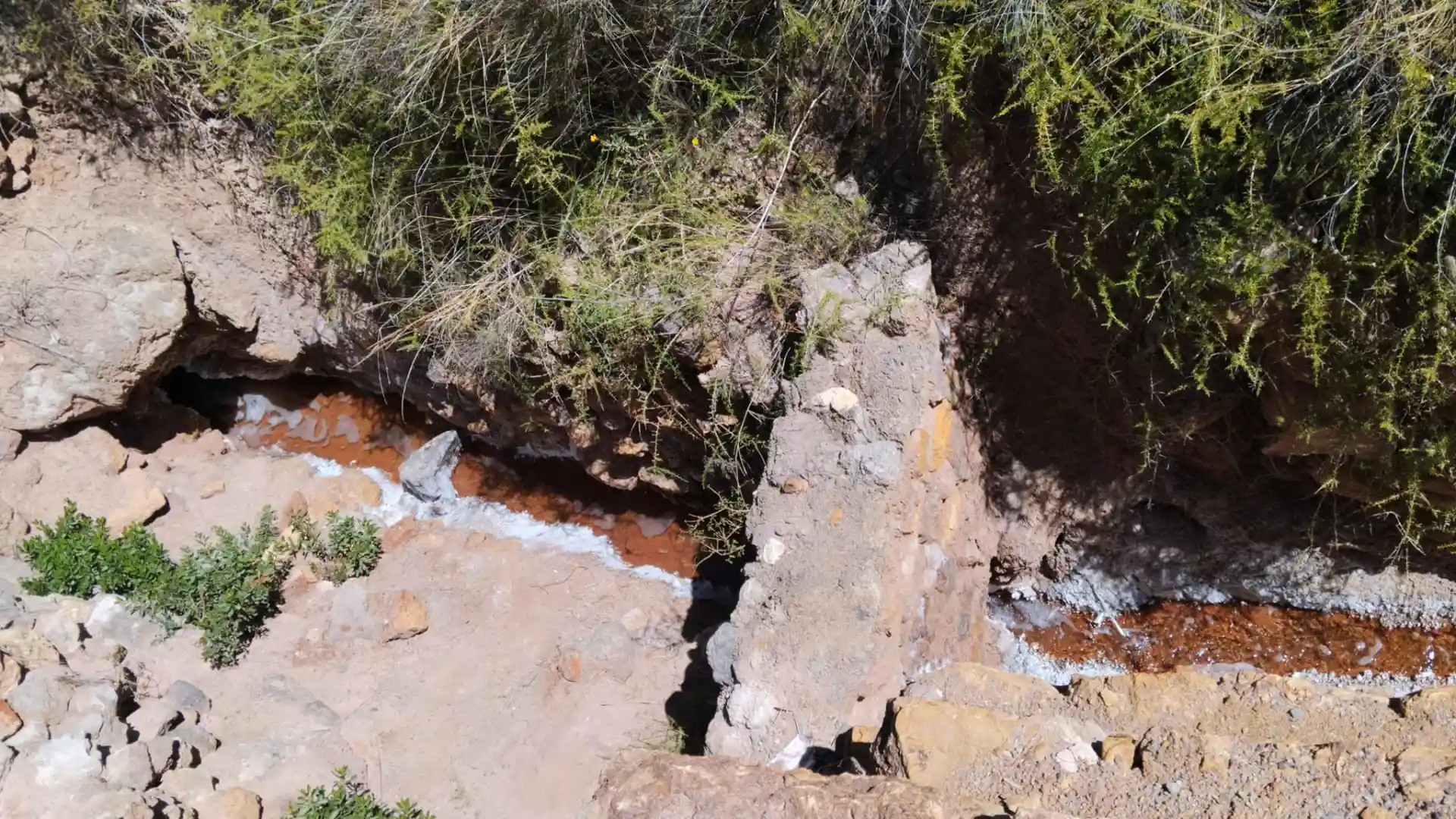 Canal de agua principal en las Salineras de Maras