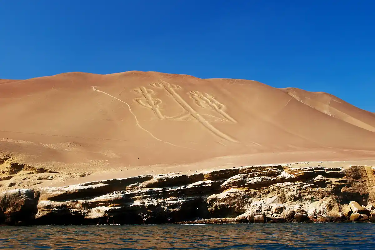 Geoglifo del Candelabro sobre una ladera