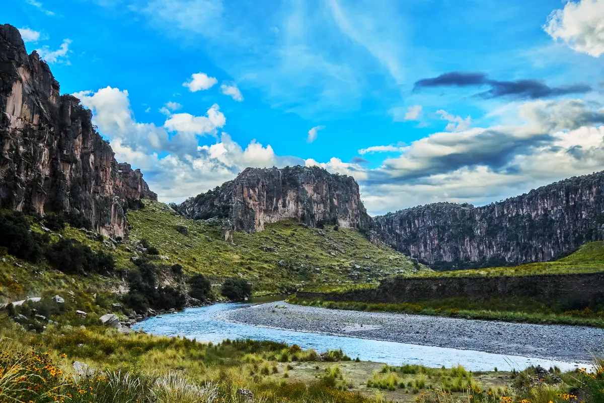 Paisaje de río y paredones rocosos en los Tres Cañones de Suykutambo | Cocatambo