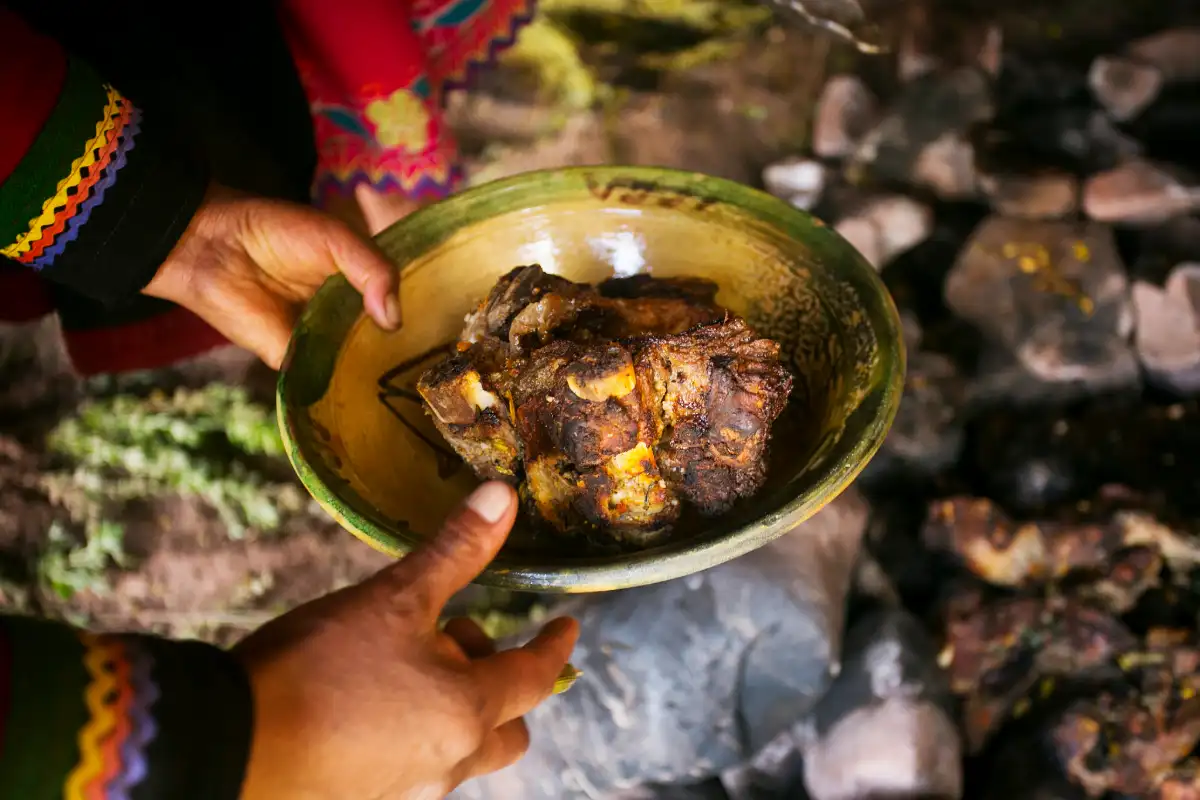 Carne recién salida de la pachamanca | Cocatambo