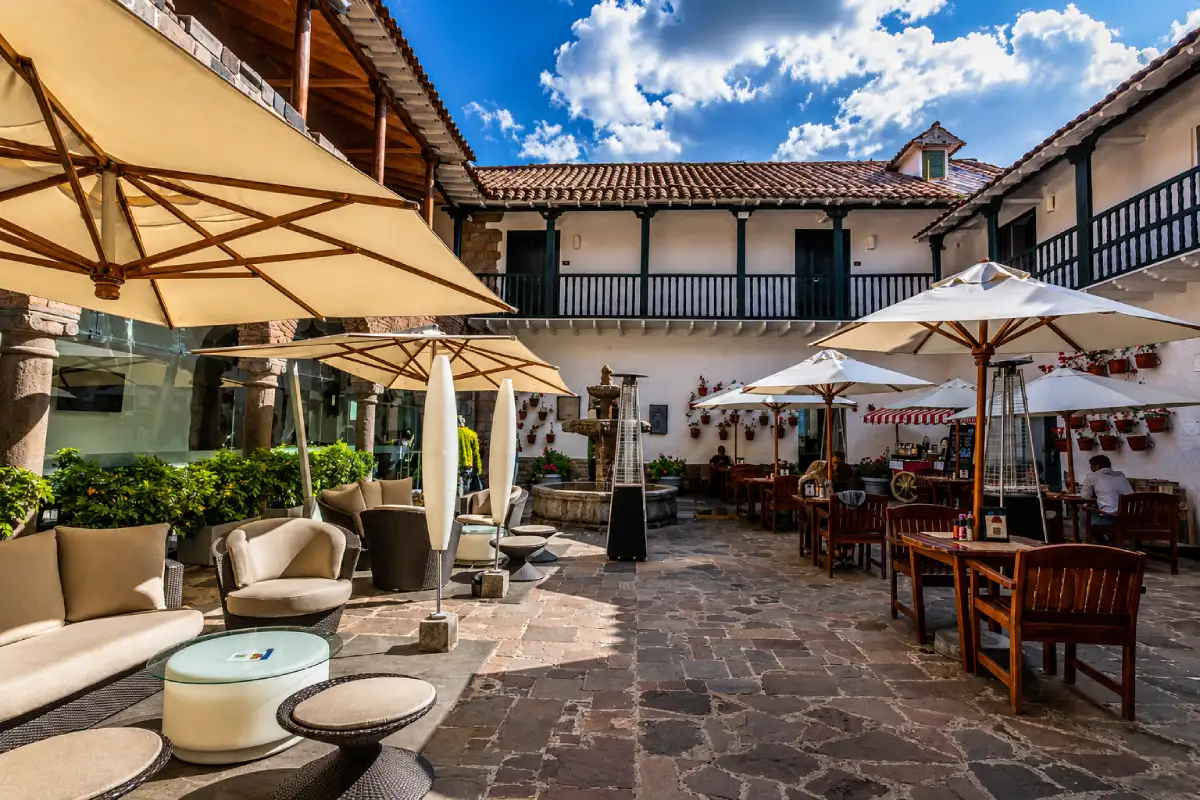 Patio de Casa Andina Premium | Cocatambo
