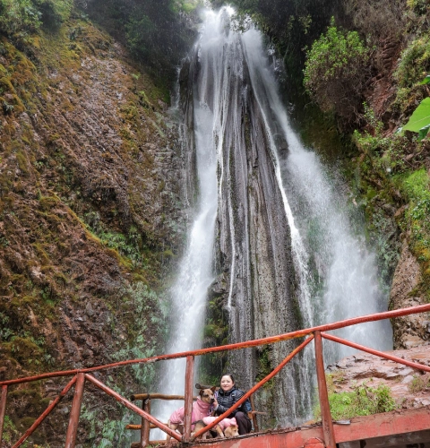 Vista desde abajo de la catarata de Poc Poc