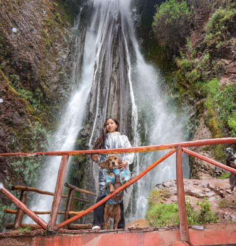 La catarata Poc poc con mascotas