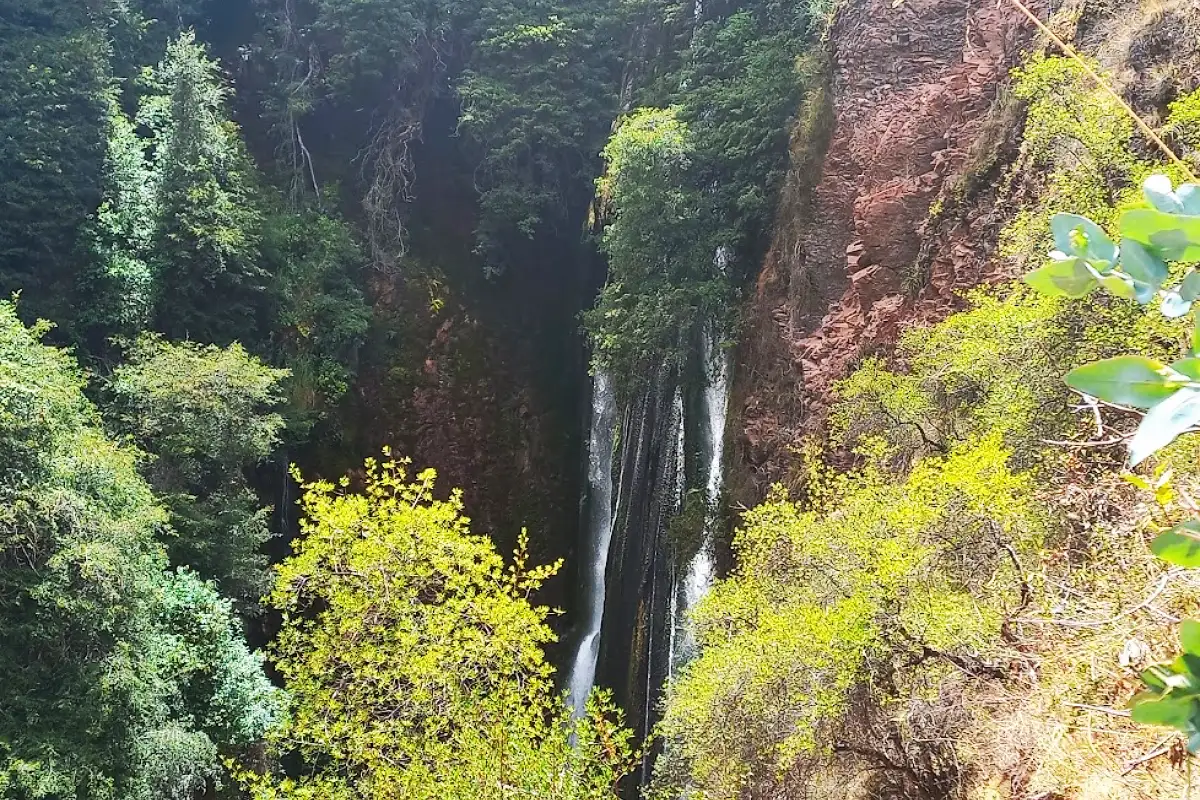 Catarata de Poc Poc entre la vegetación | Cocatambo