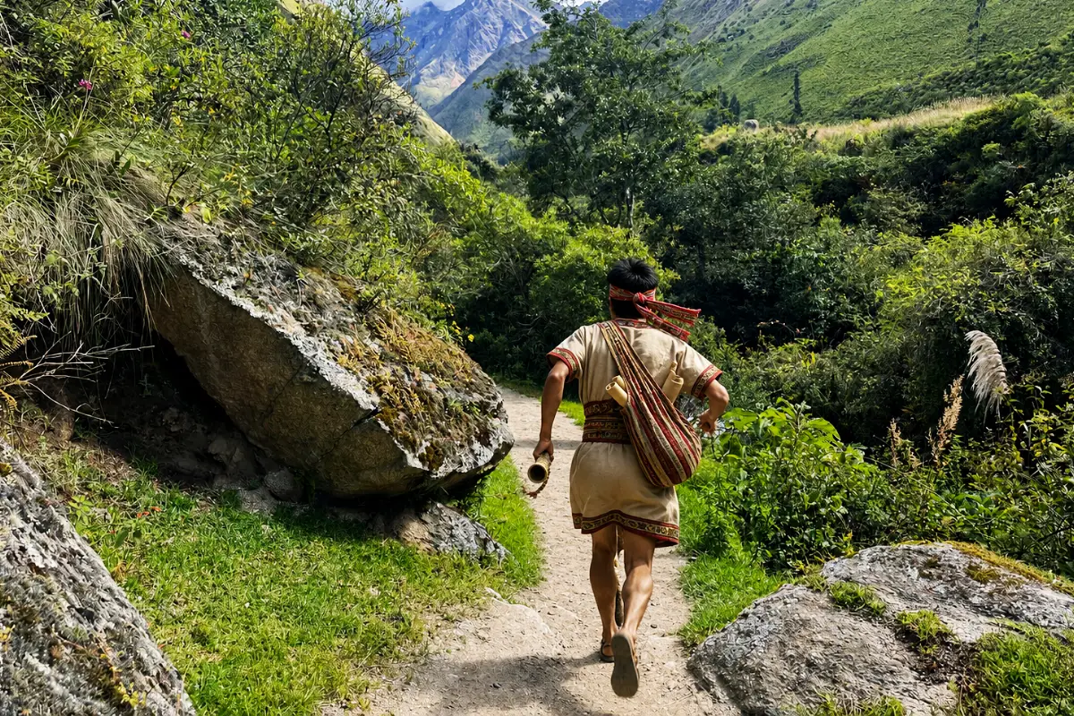 Chasqui corriendo por un sendero en el valle | Cocatambo