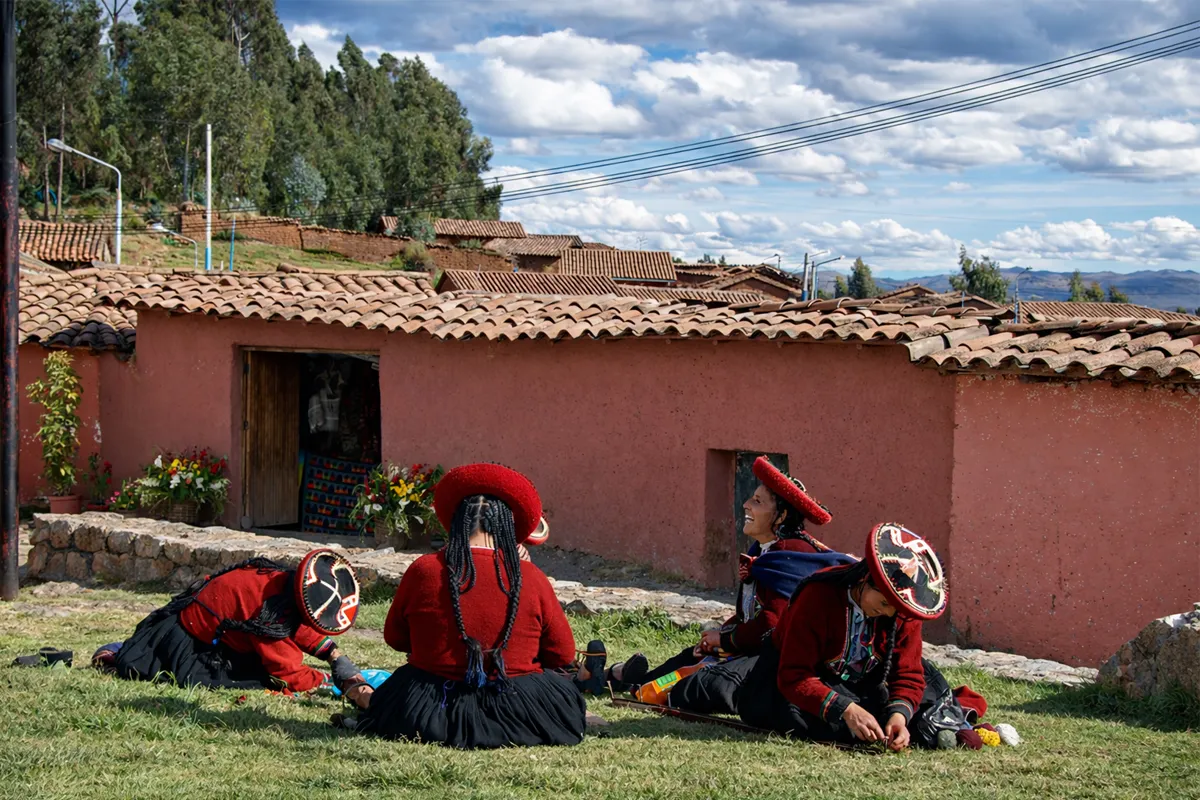 Mujeres chincherinas con traje típico de chinchero