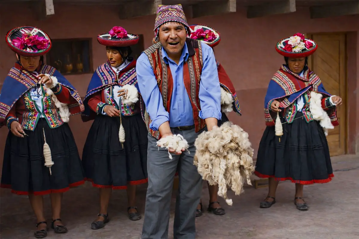 Artesanas de Chinchero ordenando obtención de lana en un patio, antes del teñido y tejido tradicional.