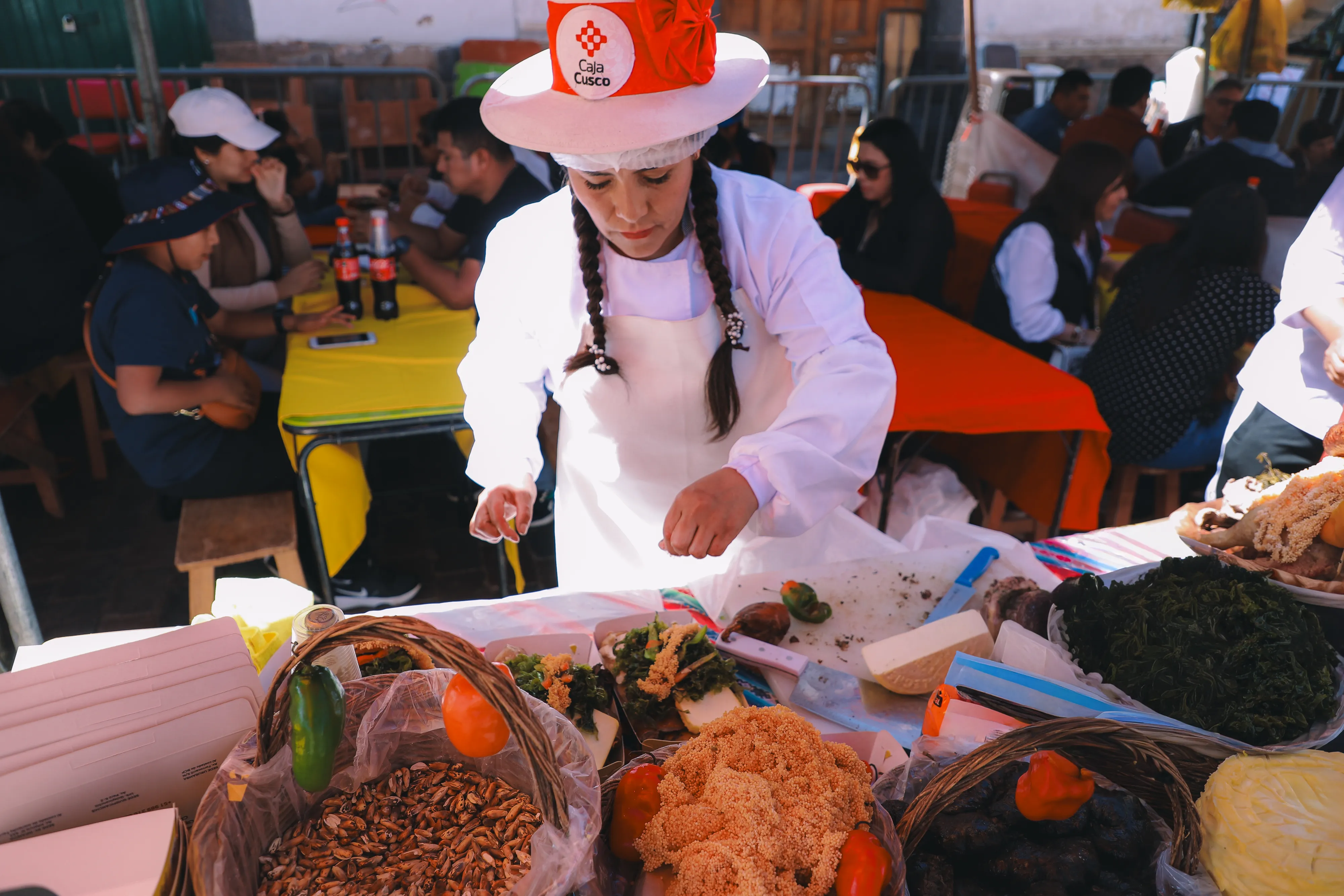 Señora sirviendo plato tradicional Chiriuchu