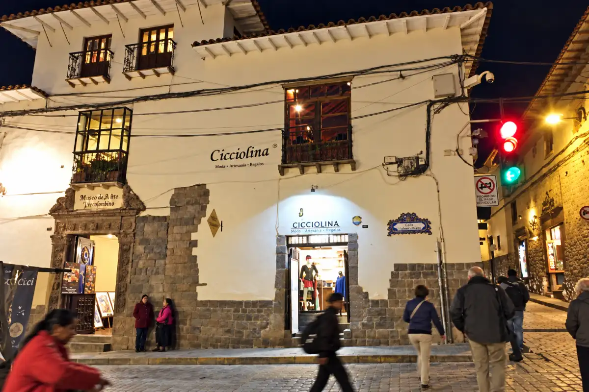 Cicciolina en Cusco | COCATAMBO