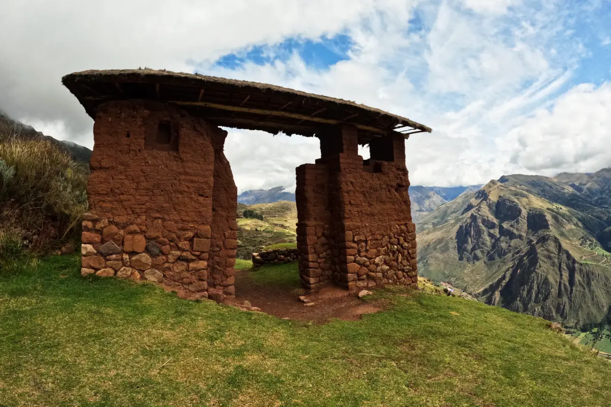 Construcción rústica con vistas al valle en Huchuy Qosqo | Cocatambo