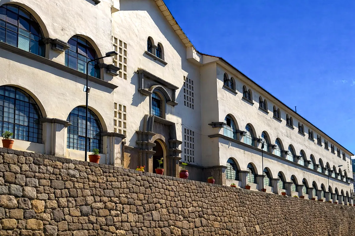 Vista de los andenes Incas que hoy forman parte  del Colegio Ciencias, a una cuadra del mercado central de San Pedro
