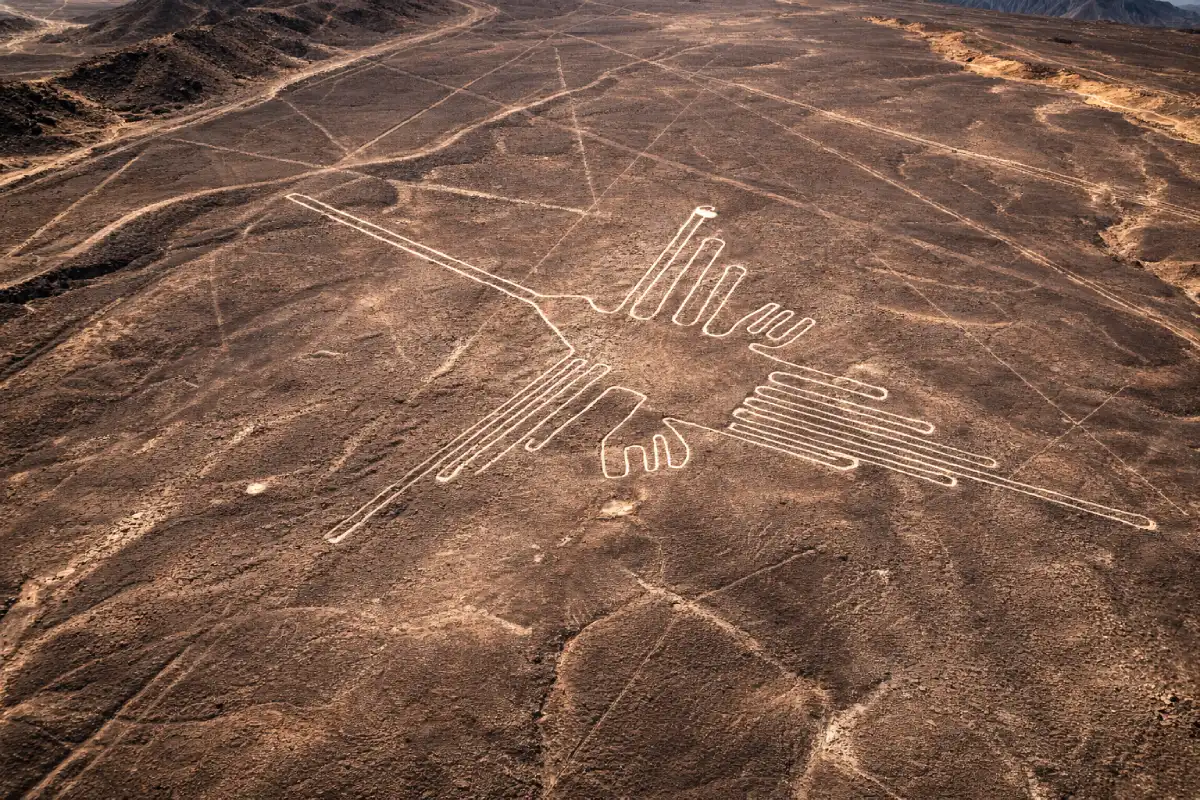 El colibrí, uno de los geoglifos más famosos de las Líneas de Nazca.