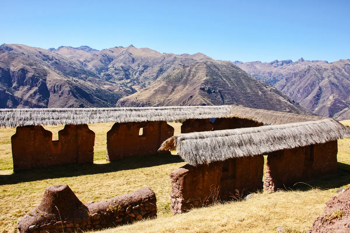 Construcciones de adobe con techos de paja en Huchuy Qosqo | Cocatambo