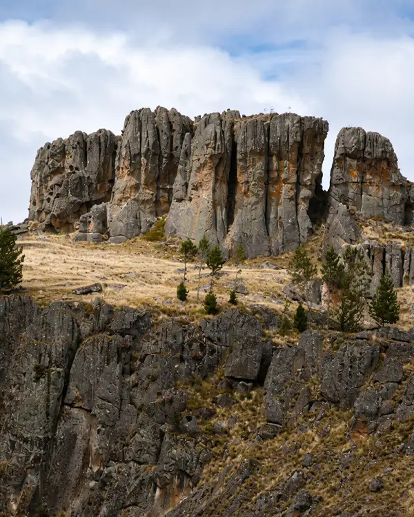 Formaciones rocosas de Cumbemayo en Cajamarca bajo cielo nublado