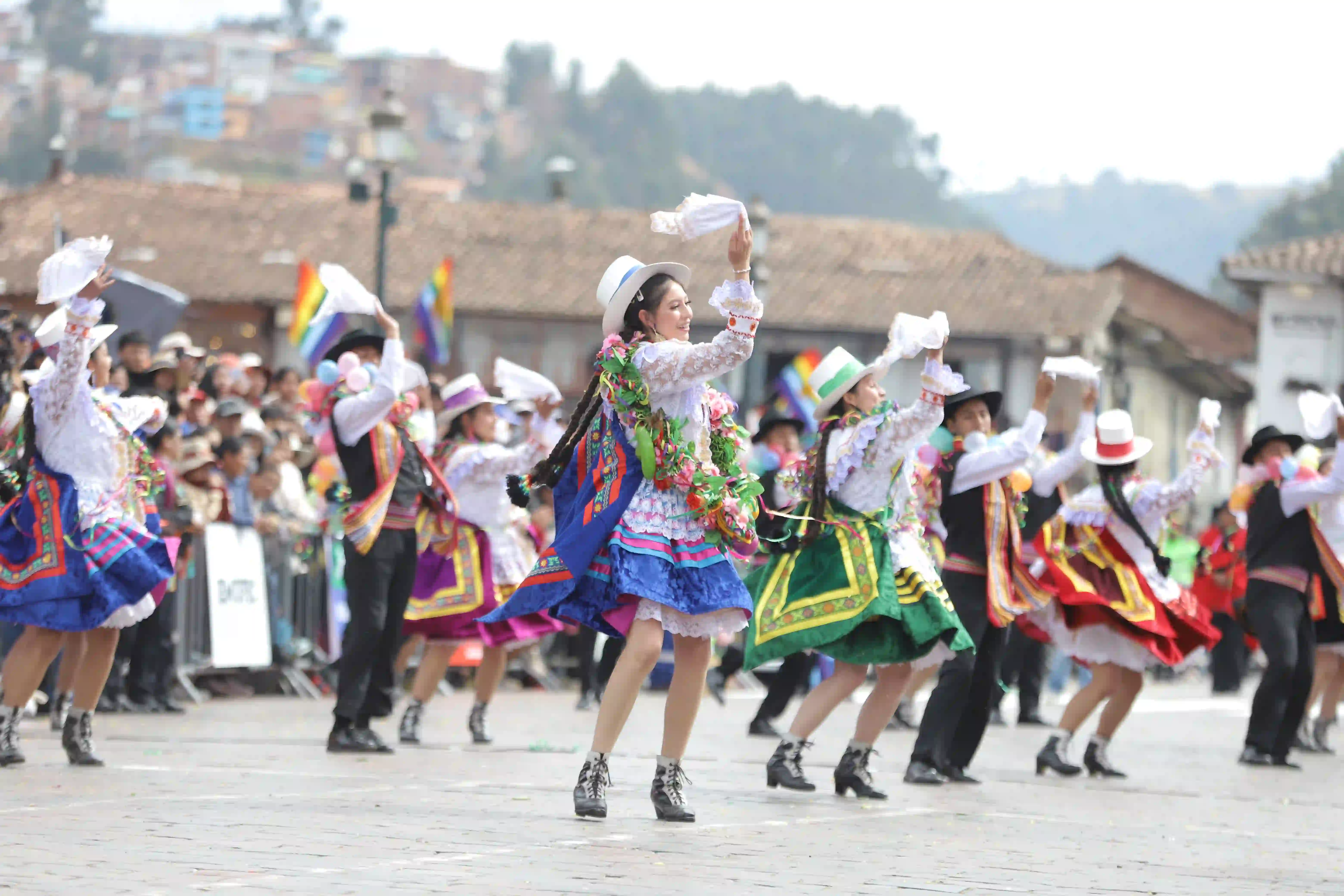 Personas danzando carnaval cusqueño