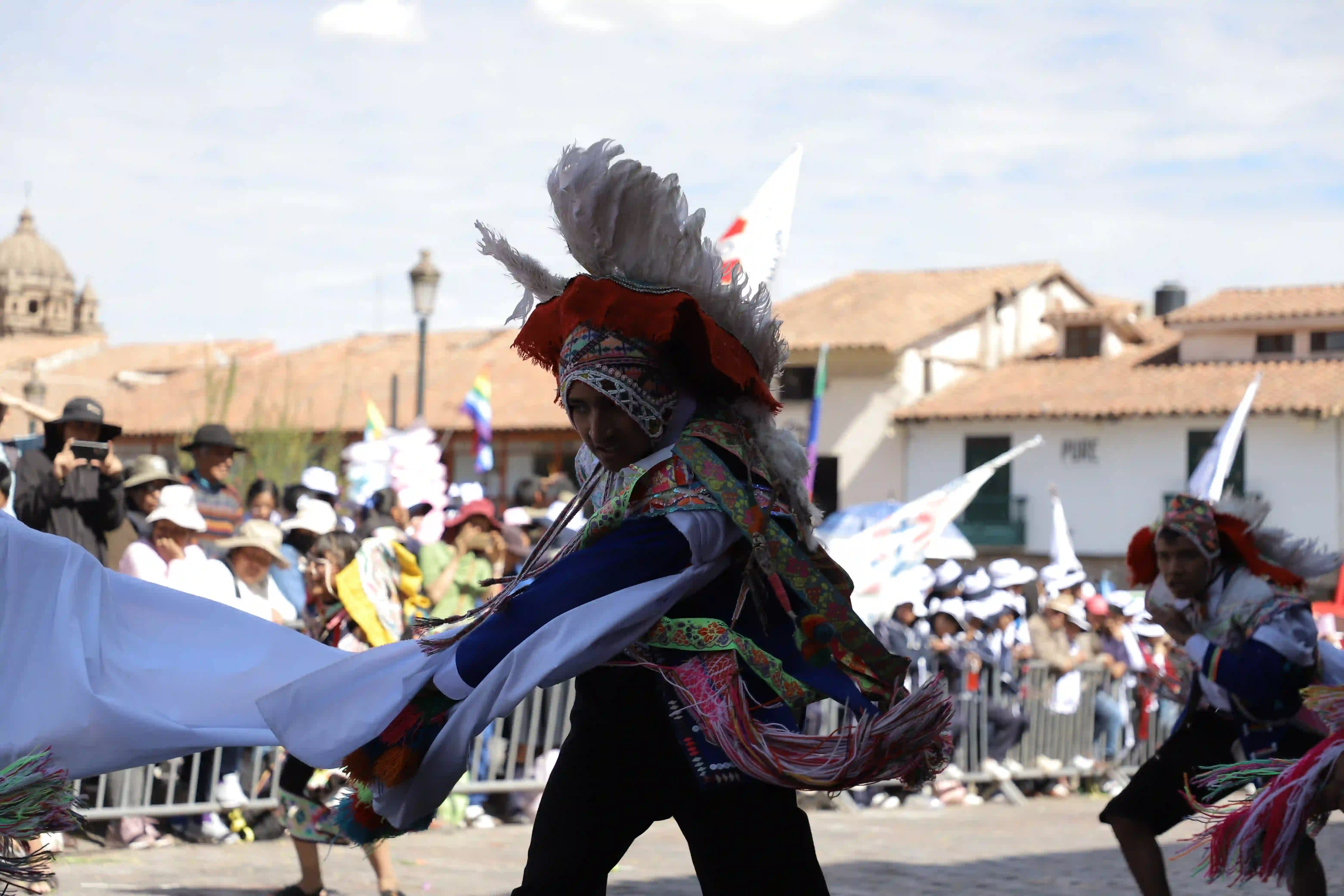 Personas danzando Carnavald de Sayllapata