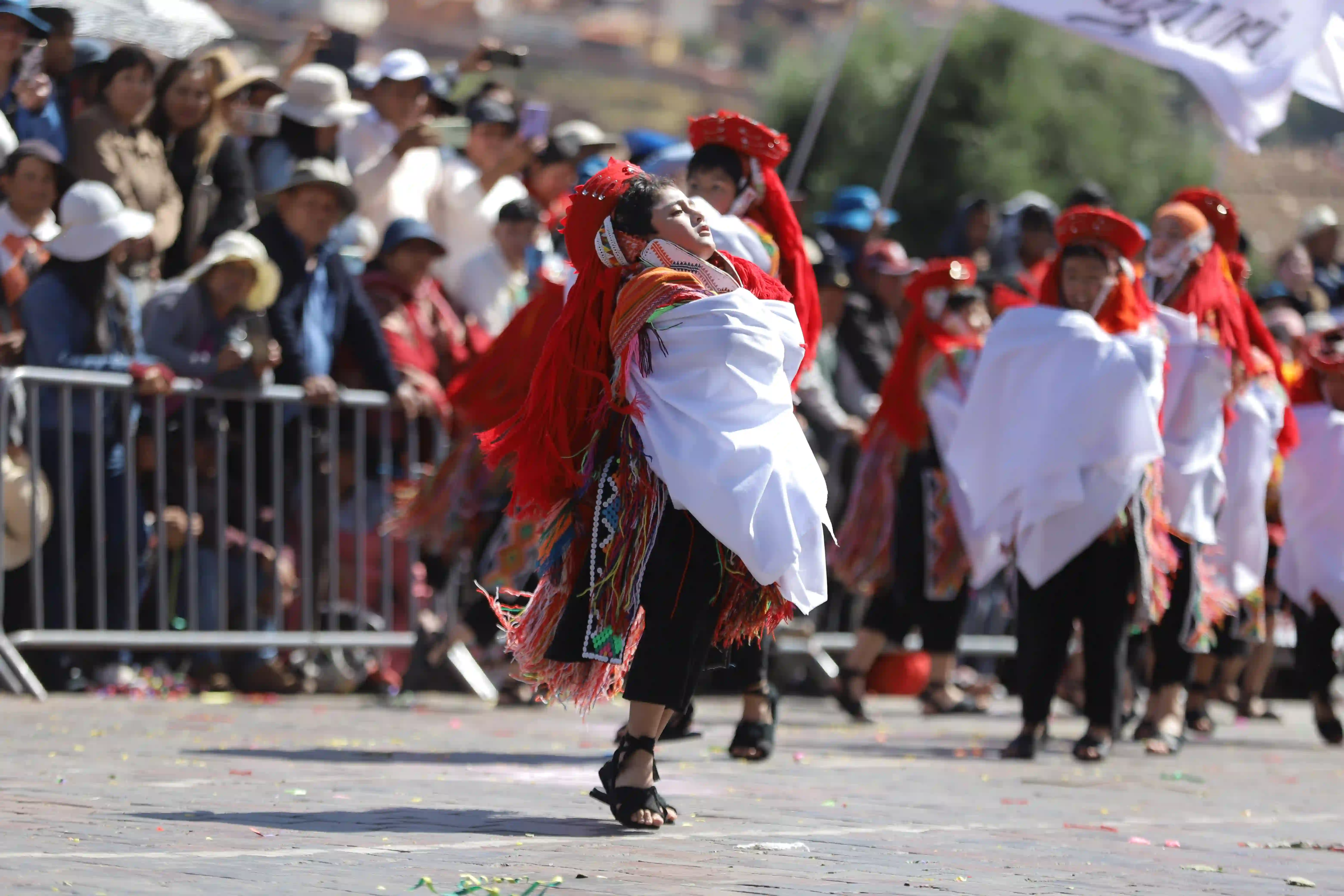 Personas danzando Wallatas de Ollantaytambo