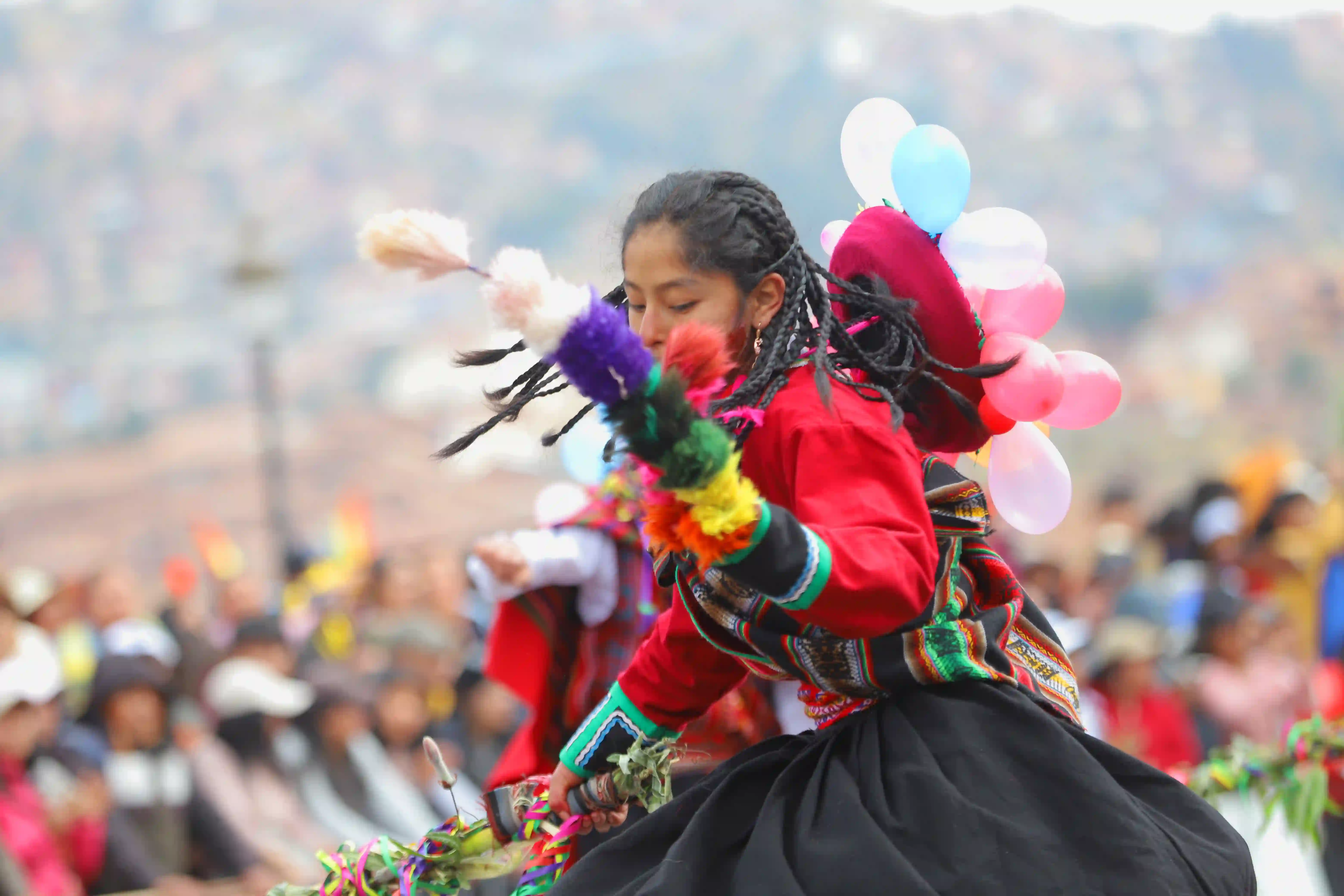 Personas danzando Wifala llallinakuy de Chinchero en la plaza de armas cusco