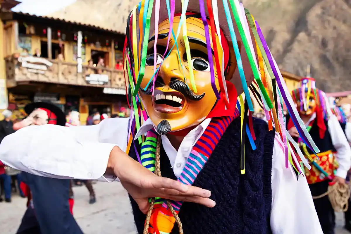 Danzante en la festividad del Señor de Choquekillka en Ollantaytambo | Cocatambo