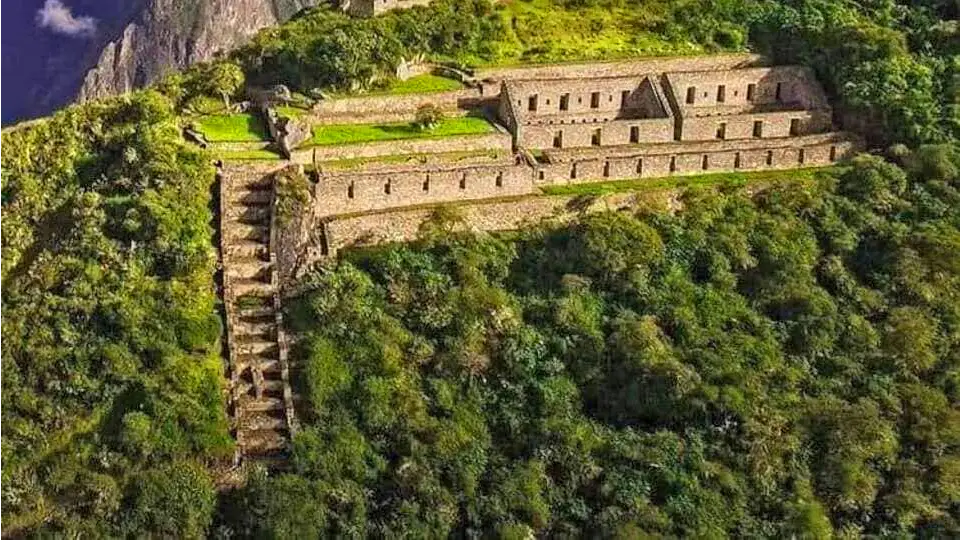 Qolqas incas en Choquequirao