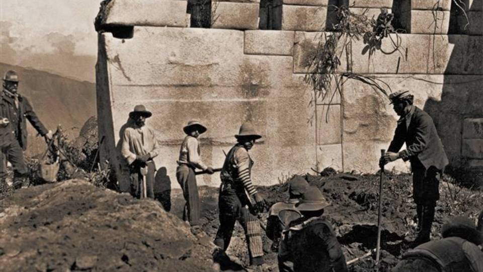 Primeras excavaciones en Machu Picchu