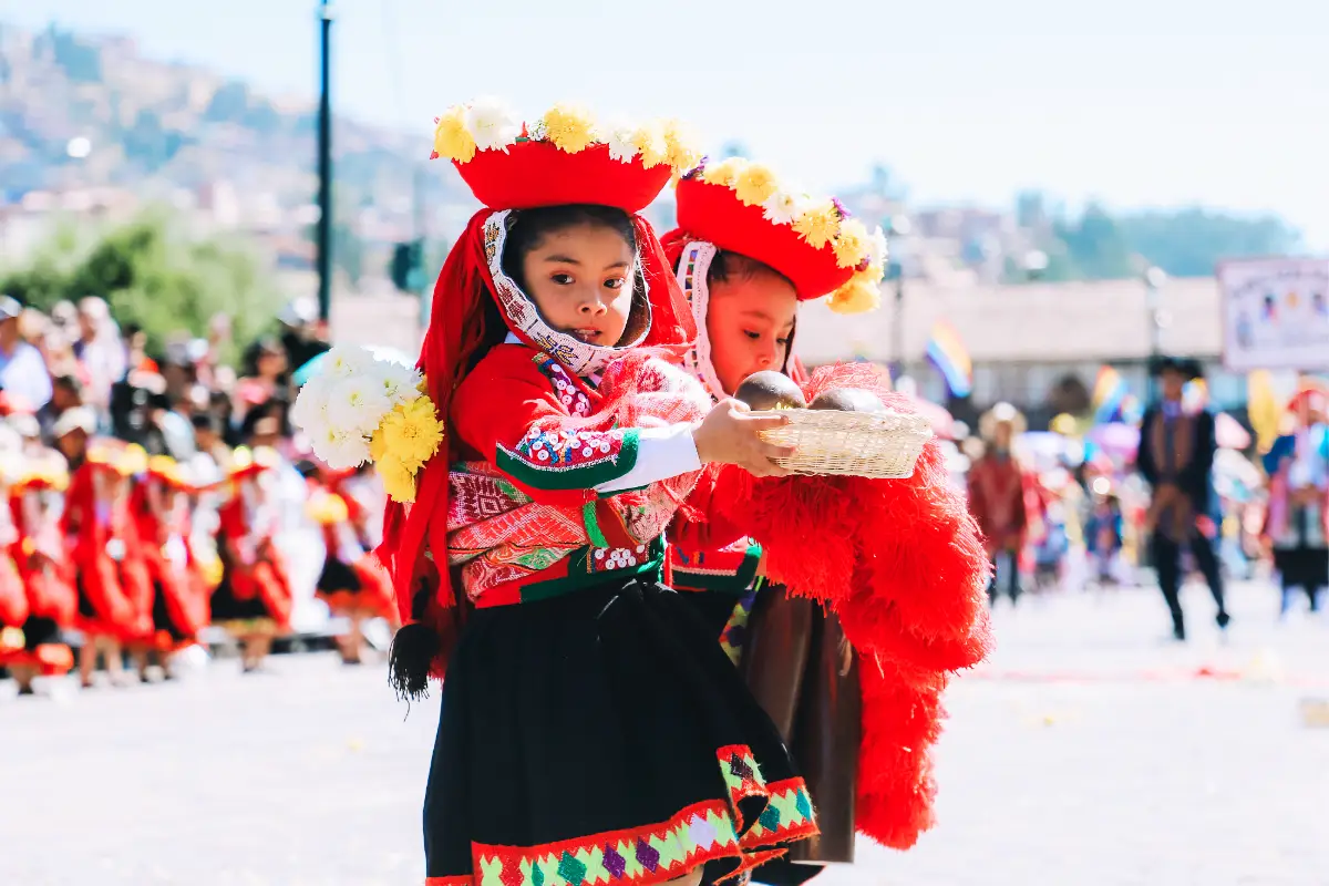 Niña de nivel inicial en el saludo al Cusco | Cocatambo
