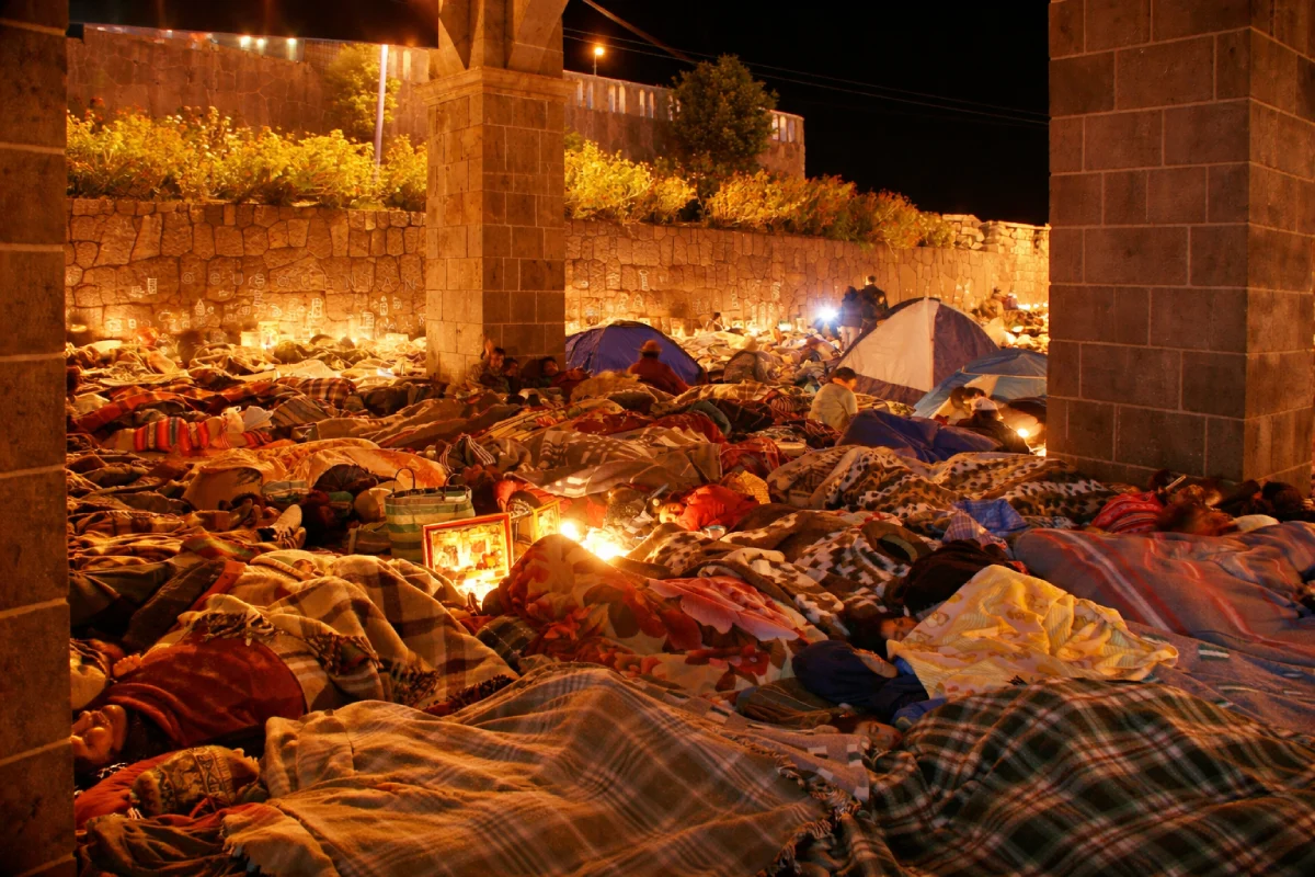 Peregrinos en vigilia en el Señor de Huanca