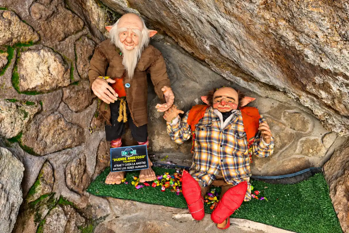 Duende amistoso Tonten junto a otro duende