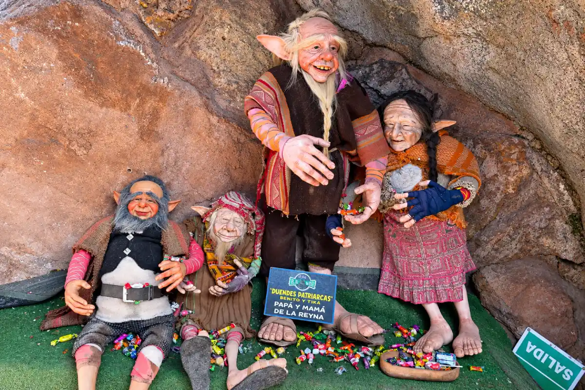 Duendes patriarcas Benito y Tika entre rocas