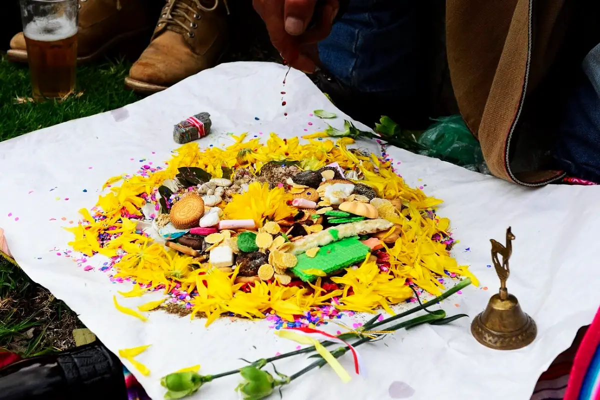 Ofrenda con pétalos amarillos y dulces | Cocatambo