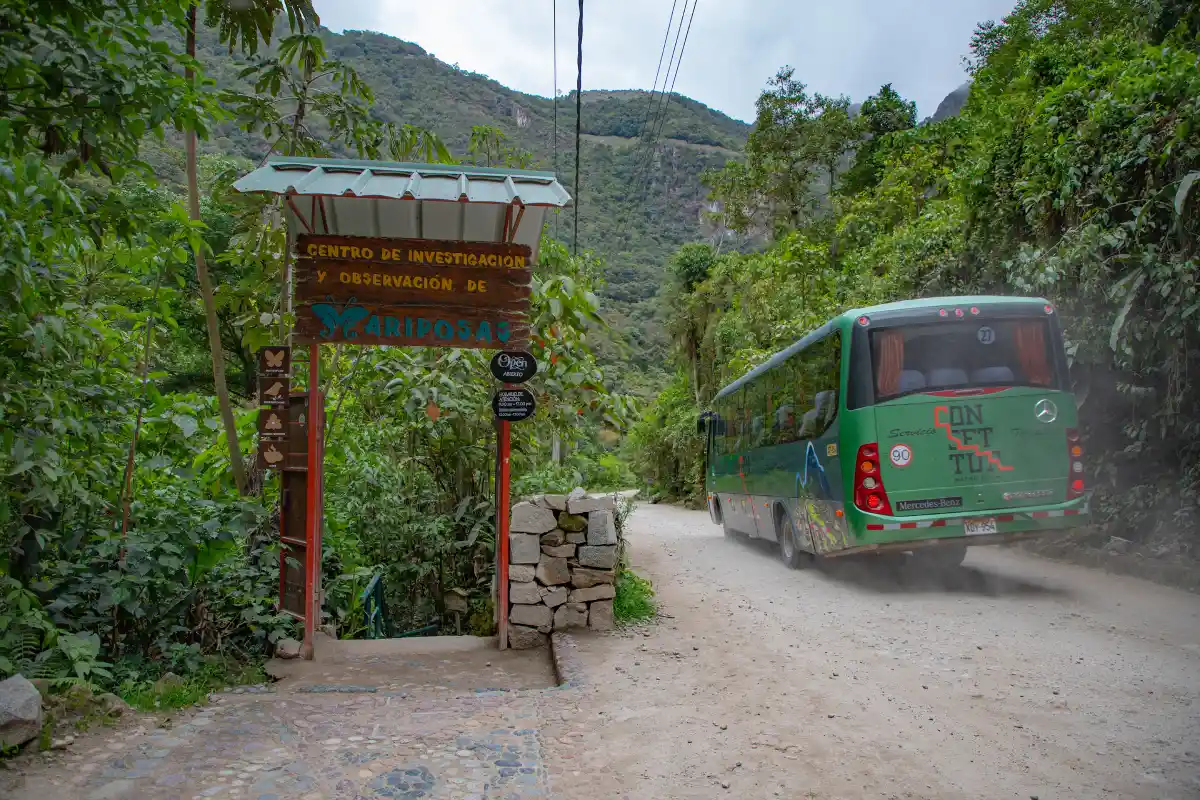 Bus frente al Mariposario | Cocatambo