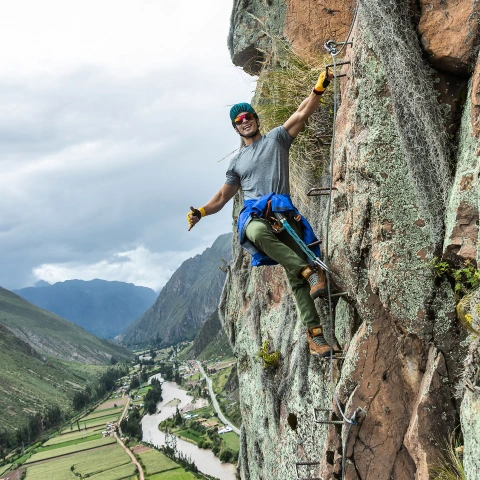 Turista escalando la montaña en Pachar Ollantaytambo