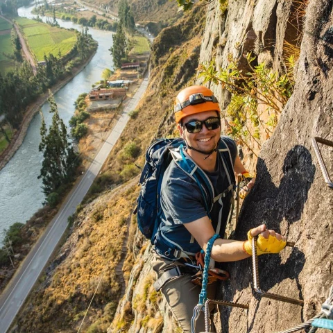 Turista posando mientras realiza escalada una montaña