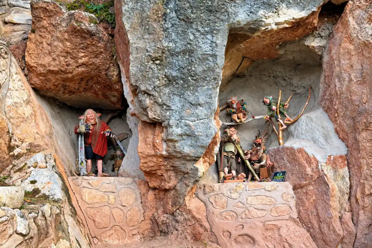 Duendes en cavidades de grandes rocas