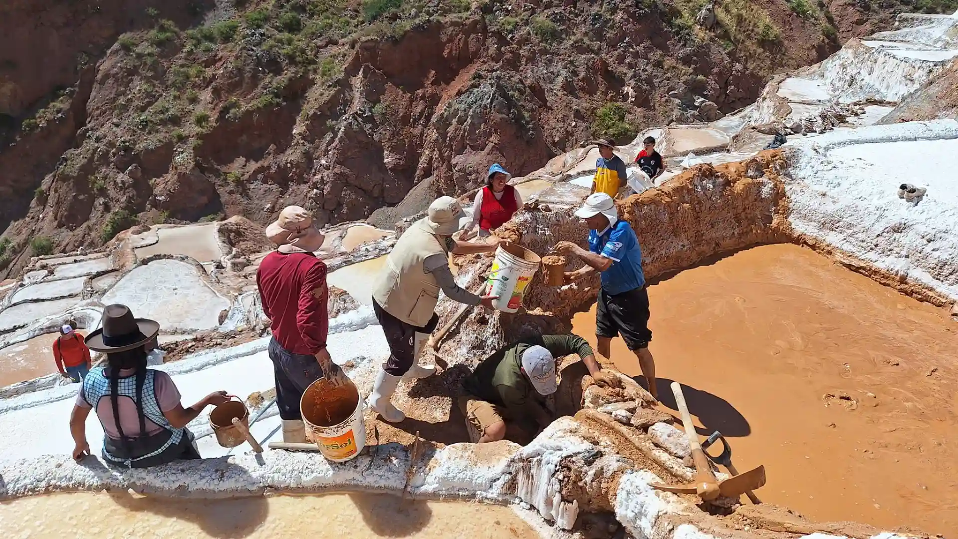 Vista del proceso de extracción de la Sal de Maras 