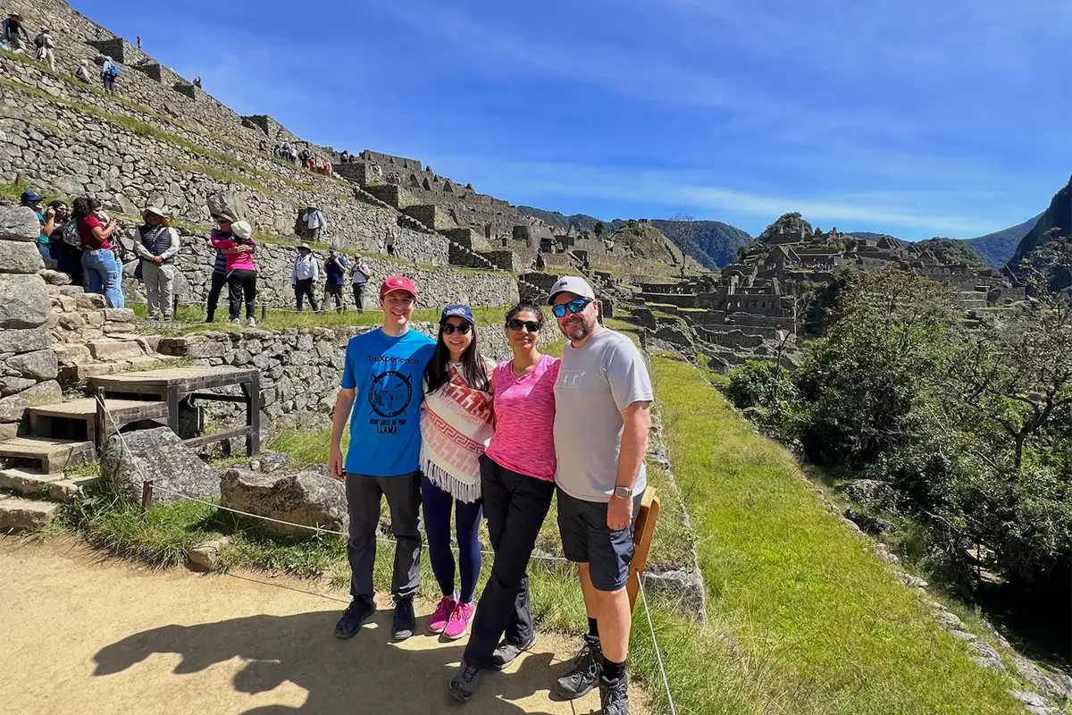 Familia de turistas en Machu Picchu