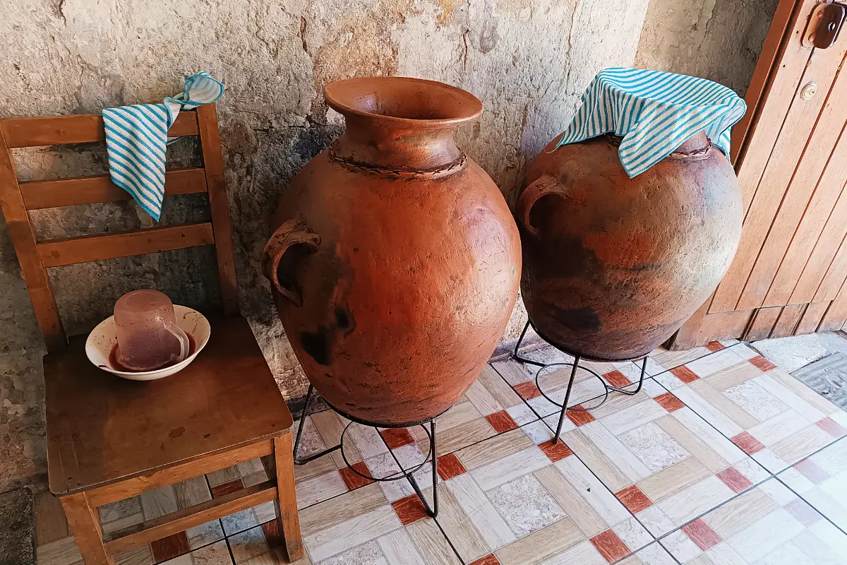 Vasijas de barro tradicionales con chicha | Cocatambo