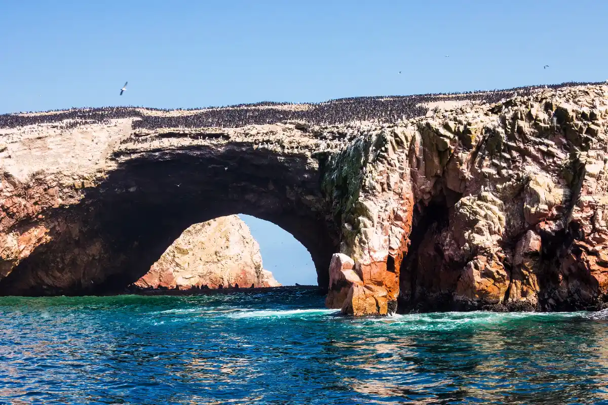 Arco rocoso sobre el mar de Islas Ballestas