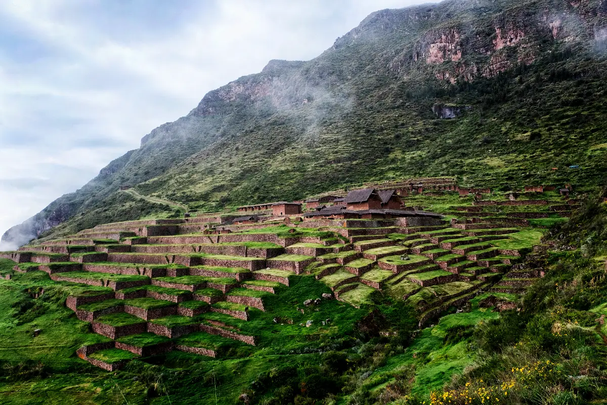 Andenes incas y ruinas de Huchuy Qosqo en la montaña | Cocatambo