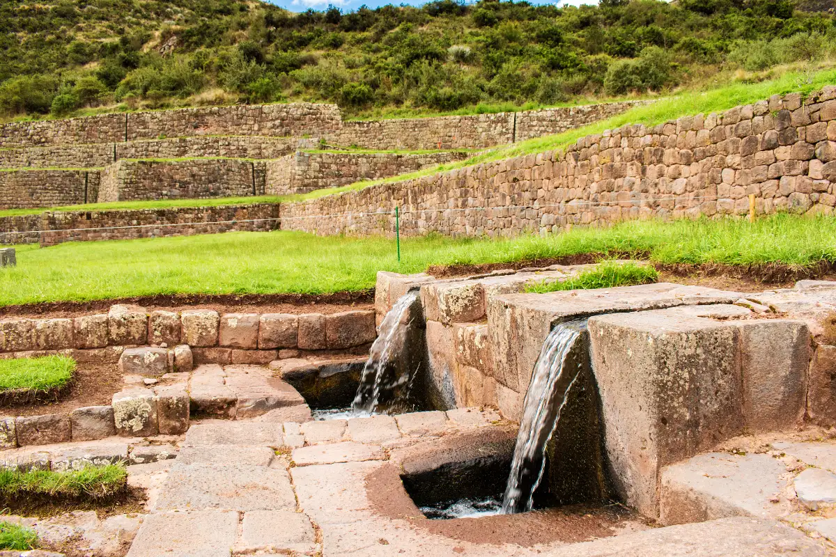 Fuentes y andenes de Tipón | Cocatambo