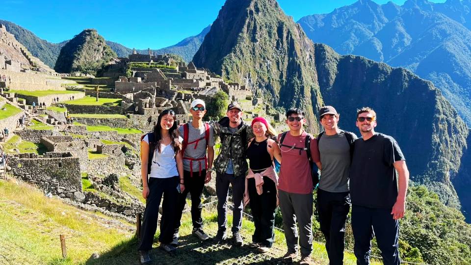 Grupo de turistas posa en el santuario de Machu Picchu | Cocatambo
