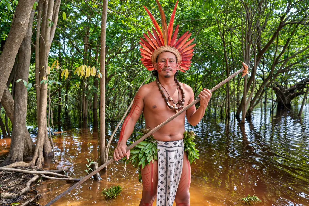 Hombre indígena en bosque inundado | Cocatambo