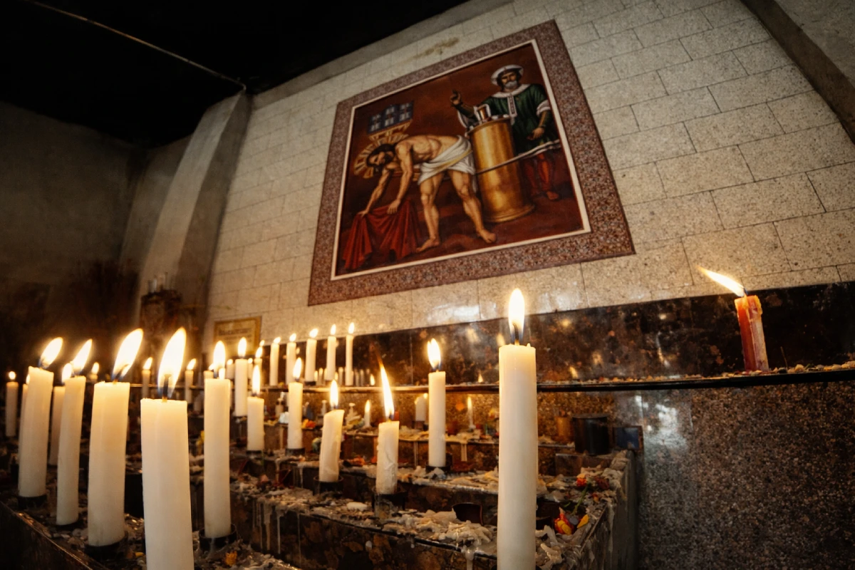 Prender velas en el Santuario del Señor de Huanca